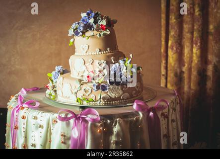 Dreistöckige Hochzeitstorte Stockfoto