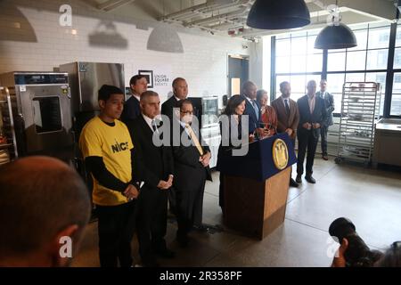 NEW YORK, NY - Mai 22: New York State Governor Kathy Hochul, New York City Mayor Eric Adams und andere gewählte Amtsträger wie die USA Kongressmitglied Jerry Nadler, Manuel Castro, Commissioner, NYC Mayor's Office of Immigrant Affairs und andere gewählte Amtsträger und Befürworter von Asylsuchenden fordern eine beschleunigte Arbeitsgenehmigung für Asylsuchende, die am 22. Mai 2023 in Industry City am 21. Mai 2023 in Brooklyn, New York City stattfand. Chris Moore/MediaPunch Stockfoto