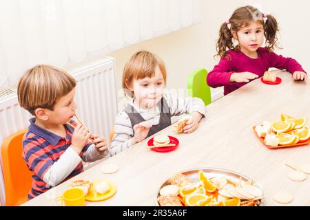 Mittagessen im Kindergarten Stockfoto