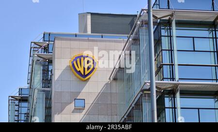 Warschau, Polen. 21. Mai 2021 Unterschreiben Sie Warner Bros Firmenschild Warner Bros Stockfoto