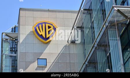 Warschau, Polen. 21. Mai 2021 Unterschreiben Sie Warner Bros Firmenschild Warner Bros Stockfoto