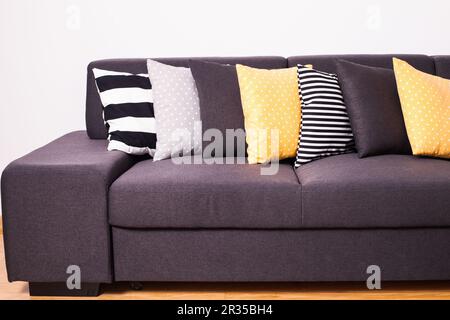 Sofa mit Kissen Stockfoto