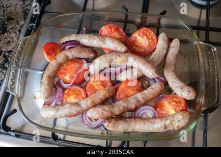 Mittags gab es in North Yorkshire Schweinebraten, gegrillte Tomaten und rote Zwiebeln Stockfoto