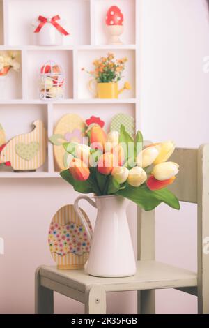 Ostern-Dekor und Kuchen Stockfoto