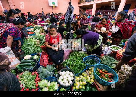 Mercado cubierto de Santo Tomas, Mercado del Centro Historico, Chichicastenango, Municipio del Departamento de El Quiché, Guatemala, Mittelamerika. Stockfoto