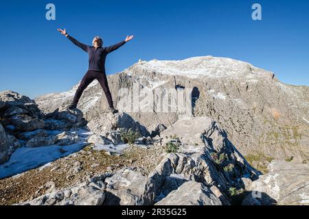 Fröhlicher Mann vor dem Puig Major von Son Torrella, Mallorca, Balearen, Spanien. Stockfoto