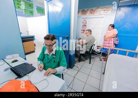 Examen por Ultrasonidos, Centro de Salud, Lancetillo (La Parroquia), Municipio de Uspantán, Quiche, Sierra de Chamá, Guatemala, Mittelamerika. Stockfoto