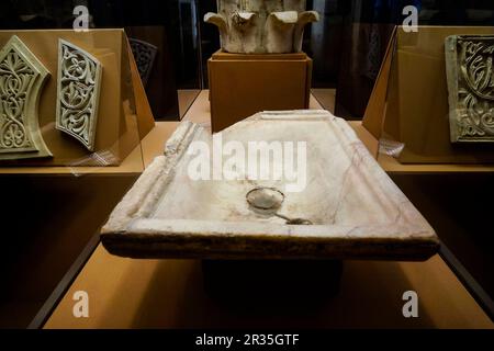 Pila califal, siglo X, Museo, Mezquita - Catedral de Córdoba, Andalusien, Spanien. Stockfoto