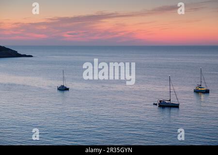 veleros fondeados frente a Cala Xarraca, Ibiza, balearen, Spanien. Stockfoto