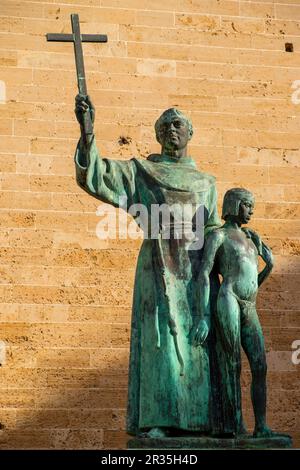 Junípero Serra alzando una Cruz cristiana mientras Posa su Mano en un joven Indígena, Obra de Horacio de Eguía, Plaza de Sant Francesc, Palma, Mallorca, Balearen, Spanien. Stockfoto