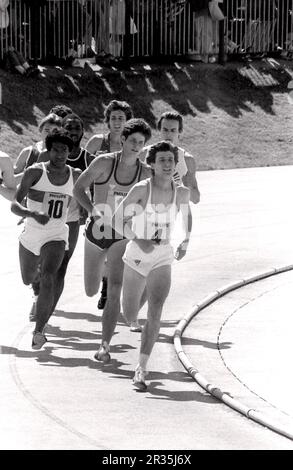 Sportler und Läufer Sebastian Coe in Weste in Führung bei den Phillip Games in Gateshead cerca 1980er Stockfoto