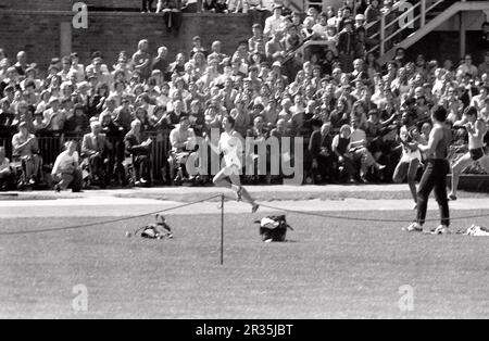 Sportler und Läufer Sebastian Coe in Weste übernimmt die Führung bei den Phillip Games in Gateshead cerca 1980er Stockfoto