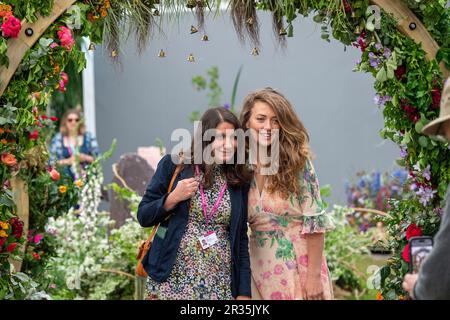 Chelsea, London, Großbritannien. 22. Mai 2023. Gäste, die die RHS Chelsea Flower Show besuchen. Kredit: Maureen McLean/Alamy Live News Stockfoto