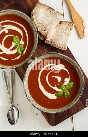 Tomatensuppe mit Kirsche, Crème fraîche und Basilikum Stockfoto
