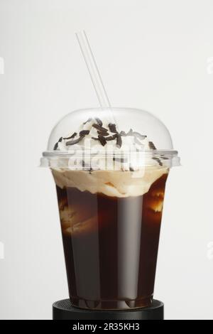 Ein Eiskaffee mit Schlagsahne zum Mitnehmen Stockfoto