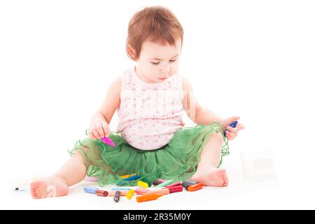 Kleinkind Mädchen Farben auf dem Papier Stockfoto