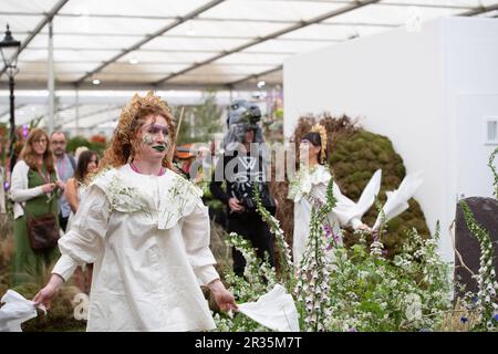 Chelsea, London, Großbritannien. 22. Mai 2023. Die weibliche morris-Seite, Boss morris, tritt mit lebendiger Geige und englischer Konzertina als Ode an die lebendige englische Tradition des morris-Tanzes auf, wobei das Thema der Thistle by Nature-Ausstellung die alte britische Landschaft feiert. Kredit: Maureen McLean/Alamy Live News Stockfoto