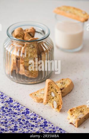 Cantuccini (Biscotti di prato) mit Mandeln in einem Glas Stockfoto