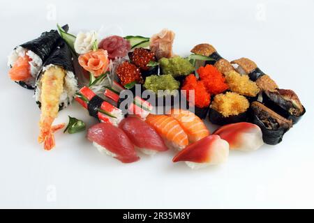 Verschiedene Sushi auf eine weiße Fläche Stockfoto