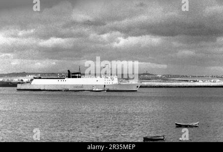 img454 Schiff Stafford Passagierschiff Ro-Ro, gebaut 1967, gesehen beim Einfahren des Flusses Tyne mit dem Pilotenboot Cerca 1980er Stockfoto