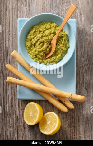 Guacamole, grissini und Zitronen Stockfoto