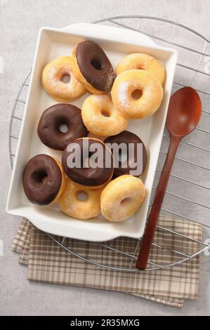 Glasierte Donuts und schokoladenbeschichtete Donuts Stockfoto