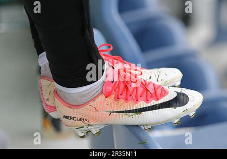 Berlin, Deutschland - 12. Mai 2023: Nahaufnahme der Nike Mercurial Fußballschuhe auf den Beinen eines unbekannten Fußballspielers Stockfoto
