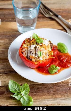 Gefüllte Paprika mit Hackfleisch, zartem Weizen, Wurzelgemüse und Feta-Käse Stockfoto