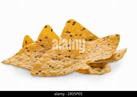 Mehrkörnige Tortilla-Chips mit Leinsamen auf einer weißen Oberfläche Stockfoto