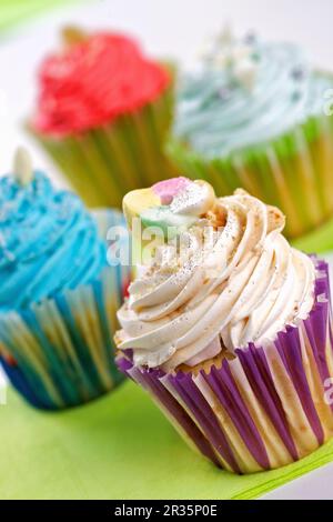 Haselnuss-Cupcakes mit Buttercreme Stockfoto