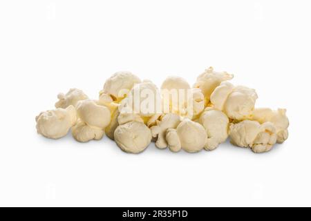 Ein Haufen Popcorn auf einer weißen Oberfläche Stockfoto