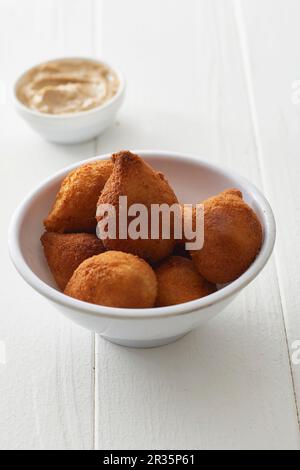 Kobeba (Weizenknödel gefüllt mit Hackfleisch/Faschiertem und Pinienkernen, Libanon) Stockfoto