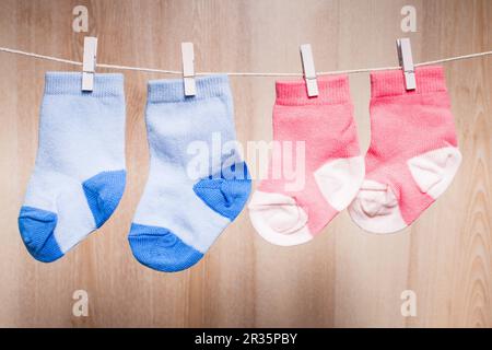 Babysocken am Seil Stockfoto