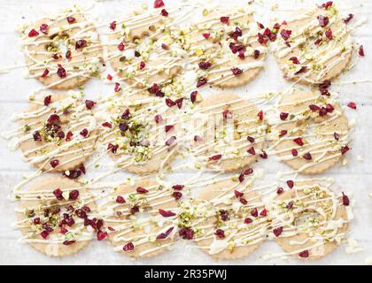 Ringkekse mit weißer Schokolade, Cranberrys und Pistaziennüssen Stockfoto