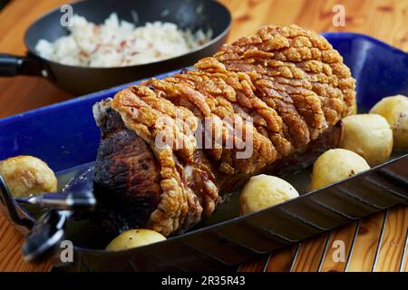 Schweinebraten mit Knödel Stockfoto