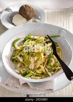 Fettuccine mit Wildspargel und Belper Knolle Schweizer Käse Stockfoto