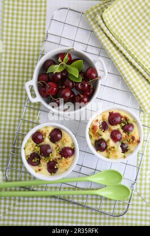 Kirschbacken mit Pistazien Stockfoto