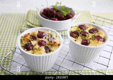 Kirschbacken mit Pistazien Stockfoto