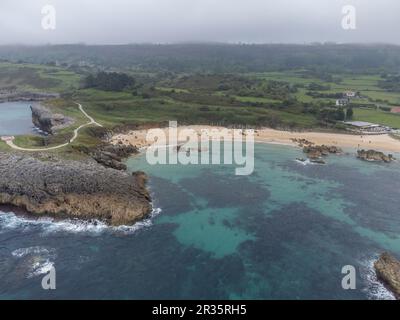 Felsen auf der Playa de Toro in Llanes, grüne Küste von Asturien, Nordspanien mit Sandstränden, Klippen, versteckten Höhlen, grünen Feldern und Wäldern aus der Vogelperspektive Stockfoto