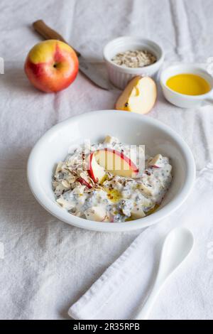 Müsli mit Chiasamen, Hafer, Äpfeln und Leinsamenöl Stockfoto