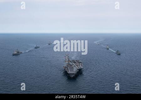 Die Gerald R. Ford Carrier Strike Group segelt in Formation während einer Passungsübung mit der ständigen NATO Maritime Group 1, 21. Mai 2023. Zu den befahrenen Schiffen gehören der erste Flugzeugträger der Klasse USS Gerald R. Ford (CVN 78), der Guided-Missile Cruisier der Klasse Ticonderoga USS Normandy (CG 60), ORP Gen Tadeusz Kosciuszko (F273), Arleigh Burke Class Guided-Missile Destroyer USS Thomas Hudner (DDG 116), FGS Gen Tadeusz Kosciuszko (F218), MESStommel Alvaran (F101), Van Necklo Alvaran (), Van NESklo (F831) und De Nazel (). Gerald R. Ford ist die USA Der neueste und fortschrittlichste Flugzeugträger der Navy, repräsentiert eine Generation Stockfoto