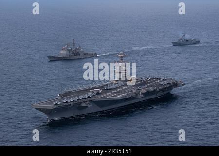 Die Gerald R. Ford Carrier Strike Group segelt in Formation während einer Passungsübung mit der ständigen NATO Maritime Group 1, 21. Mai 2023. Zu den befahrenen Schiffen gehören der erste Flugzeugträger der Klasse USS Gerald R. Ford (CVN 78), der Guided-Missile Cruisier der Klasse Ticonderoga USS Normandy (CG 60), ORP Gen Tadeusz Kosciuszko (F273), Arleigh Burke Class Guided-Missile Destroyer USS Thomas Hudner (DDG 116), FGS Gen Tadeusz Kosciuszko (F218), MESStommel Alvaran (F101), Van Necklo Alvaran (), Van NESklo (F831) und De Nazel (). Gerald R. Ford ist die USA Der neueste und fortschrittlichste Flugzeugträger der Navy, repräsentiert eine Generation Stockfoto