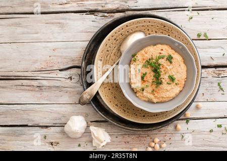 Hummus in eine kleine Schüssel (Ansicht von oben) Stockfoto