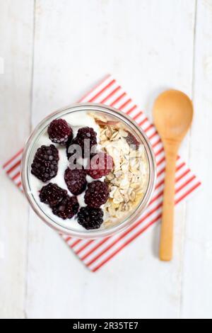 Müsli mit Sommer Obst Stockfoto