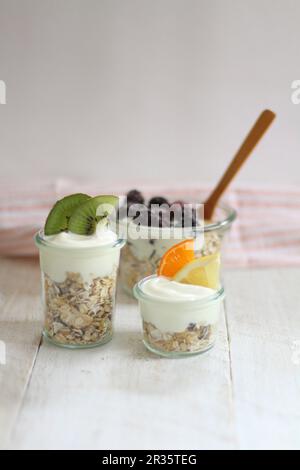 Müsli mit Joghurt und frischem Obst Stockfoto