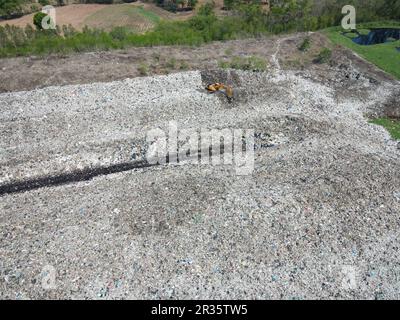 Luftaufnahme Mülldeponie riesige Mülldeponie Umweltverschmutzungsproblem, Draufsicht auf Kunststoff und andere Industrieabfälle ökologische Katastrophe aus Stockfoto