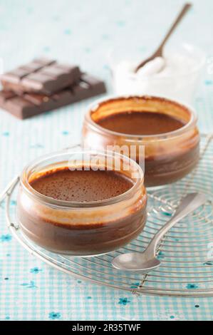 Schokolade Creme in zwei Glasschalen Stockfoto