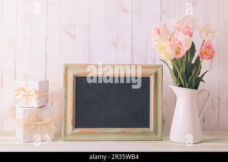 Tulpen und Tafel Stockfoto