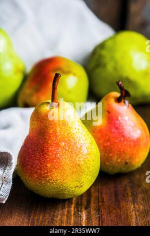 Frische Birnen auf einer Holzoberfläche Stockfoto