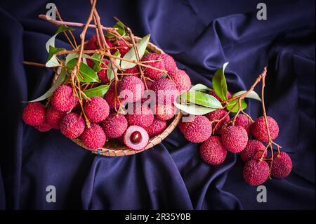 Litschis auf Tisch und schwarzer Hintergrund, frische, reife Lychee-Früchte tropische Früchte geschälte Litschis in Thailand - Draufsicht Stockfoto